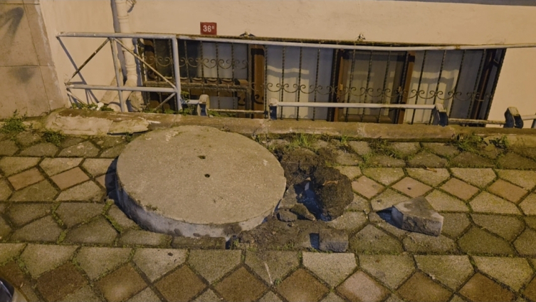 İstanbul'da tıkanan rögar nedeniyle 3 katlı binanın bodrum katını su bastı